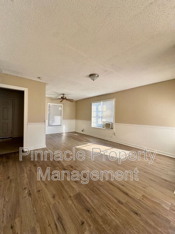 Foto principal - 132 E 11th St