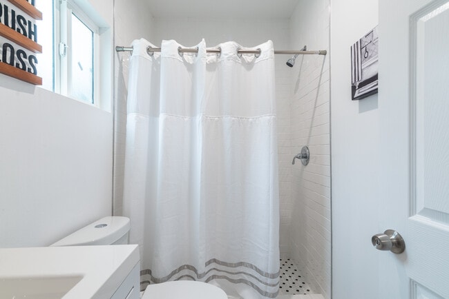 Foto del edificio - 6065 Amos Ave