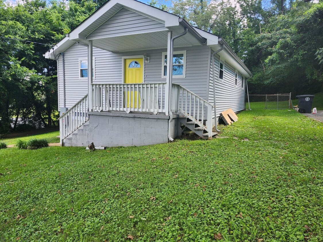 Primary Photo - 2 bedroom 1 bath fully updated home in Eas...