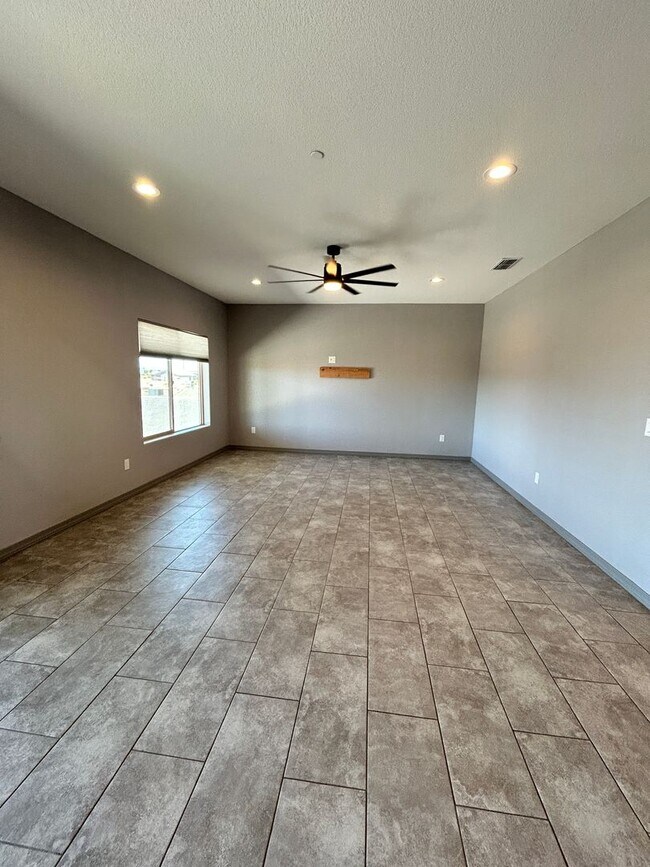 Building Photo - RV Garage Unfurnished Home