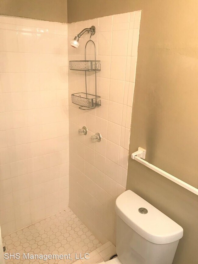 Building Photo - 5 br, 2 bath House - 215 Bamboo Dr.