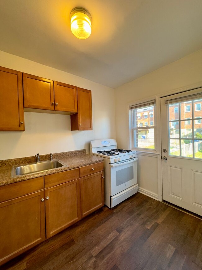 Building Photo - Charming 2-Bedroom Townhome with Modern Am...