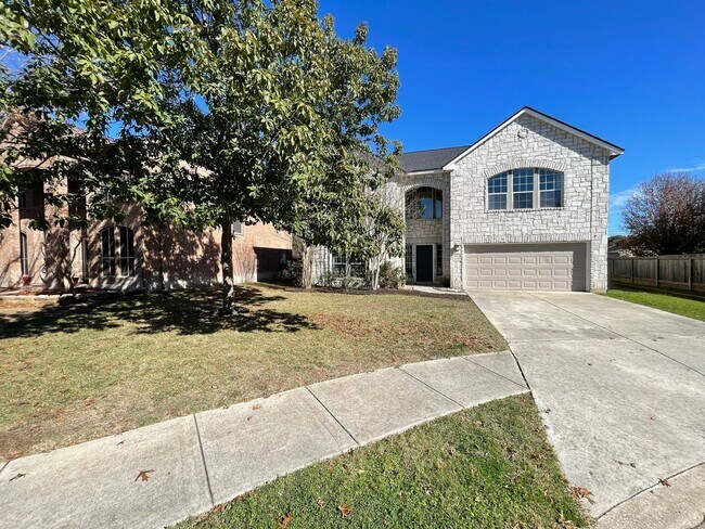 Building Photo - "Chic Elegance in an Amazing Location: 4BR...