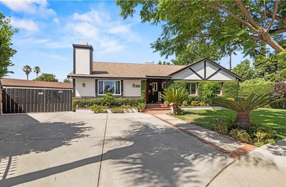 Long & wide driveway- RV access - 20540 Keswick St