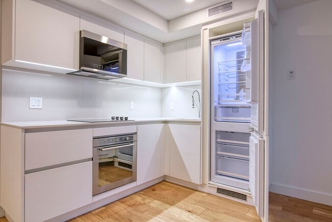 Building Photo - 3460 Rue Peel