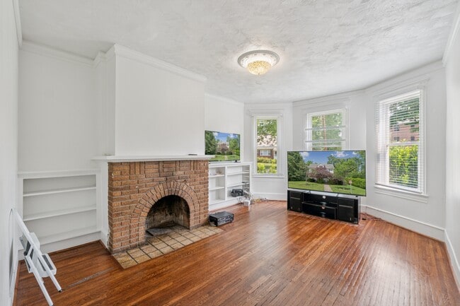 Foto del edificio - 7410 Columbia Ave