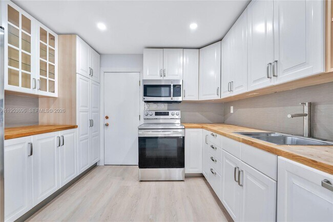 Foto del edificio - 9500 W Bay Harbor Dr