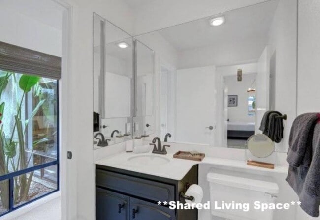 Building Photo - bedroom in Los Angeles CA 90048