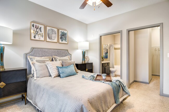 Baño grande con baño en suite - Waterstone at Big Creek Apartments