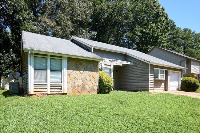 Building Photo - Ranch Style Home with Spacious Floor Plan