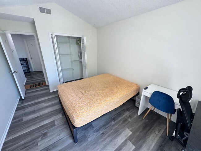 Foto del edificio - 3432 Hillmont Cir