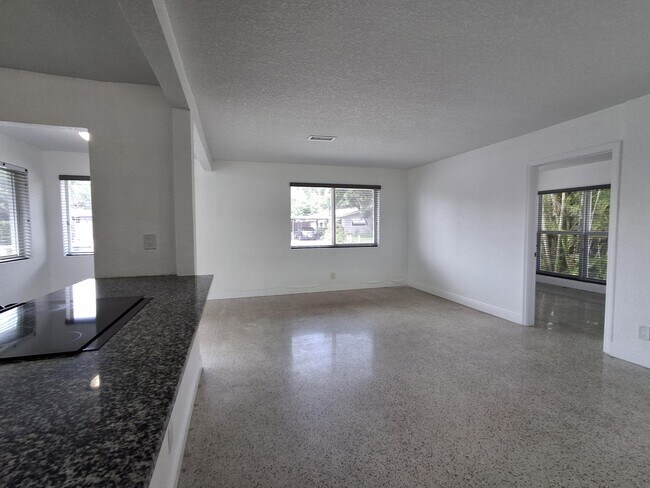 Foto del edificio - 1624 NE 25th St