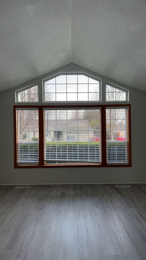 Building Photo - 3 Bedroom 2 Bath Single Family Home with 2...