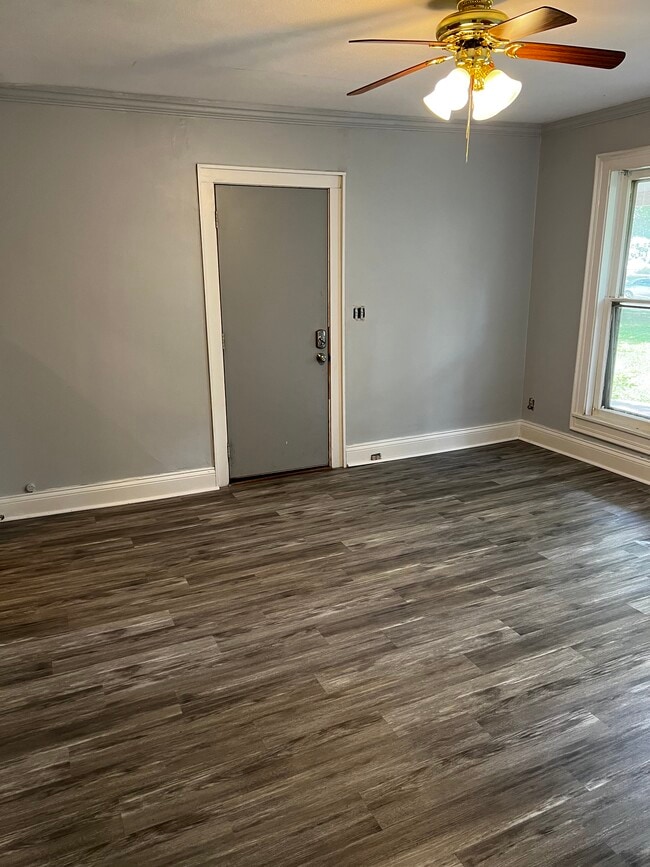 Sala de estar de la unidad adyacente, pero 626 Hudson tendrá pisos nuevos como la foto. - 626 Hudson St