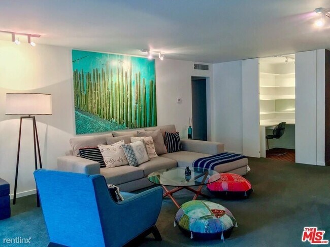 Building Photo - 1 br, 1 bath Condo - 850 N Kings Rd Apt 202
