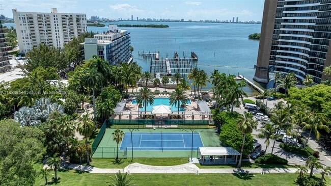 Foto del edificio - 770 NE 69th St