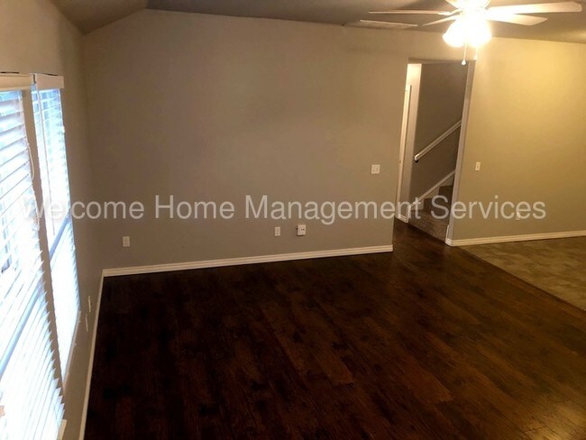 Building Photo - Split Level Yukon Duplex in Gated Community!
