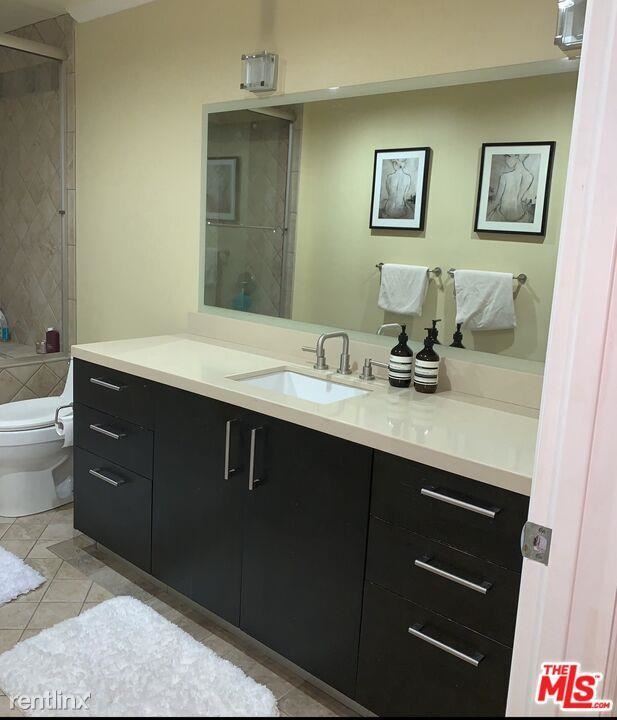Building Photo - 2 br, 2.5 bath Condo - 8612 Burton Way Uni...
