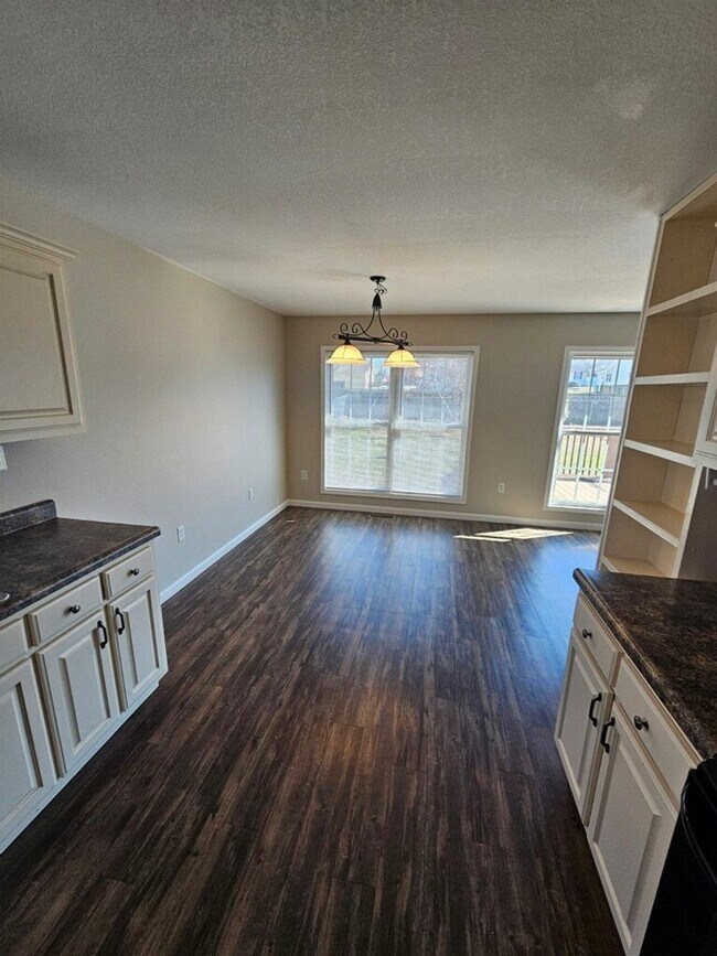 Foto del edificio - Spacious 3-Bedroom Home in Crossville with 2-Car Garage, Fenced Yard & Porches