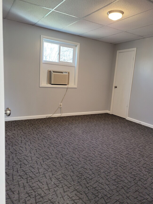 bedroom - 207 N Chambers St