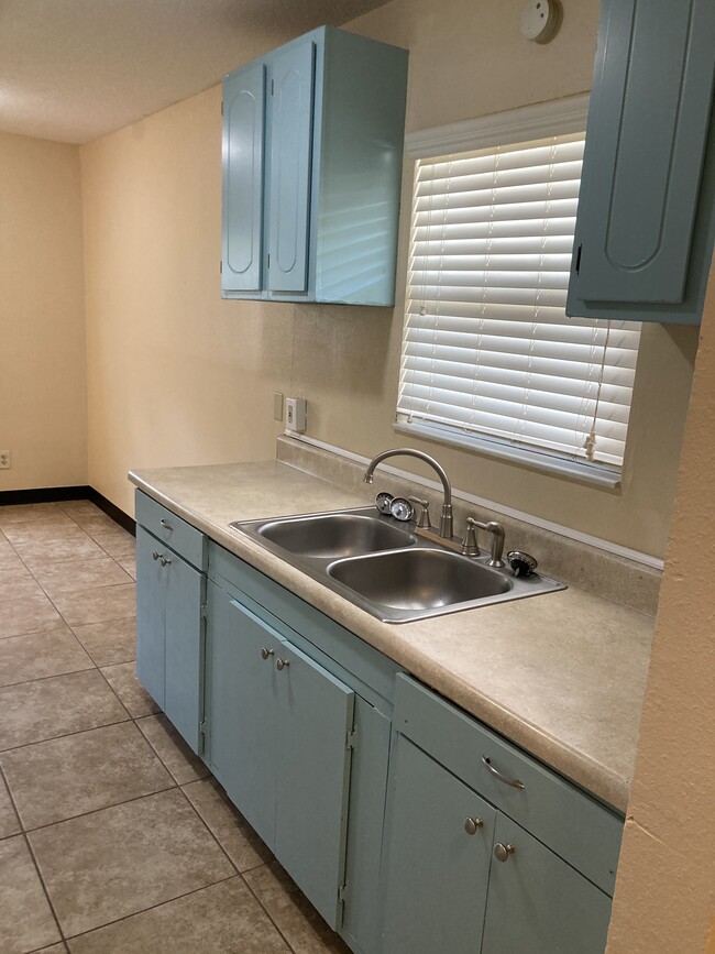 Building Photo - 310 Royal Palms Dr