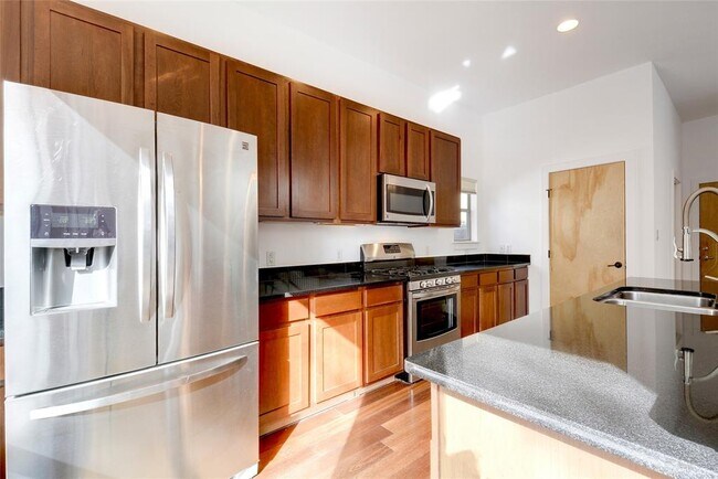 Foto del edificio - 2205 Thornton Rd