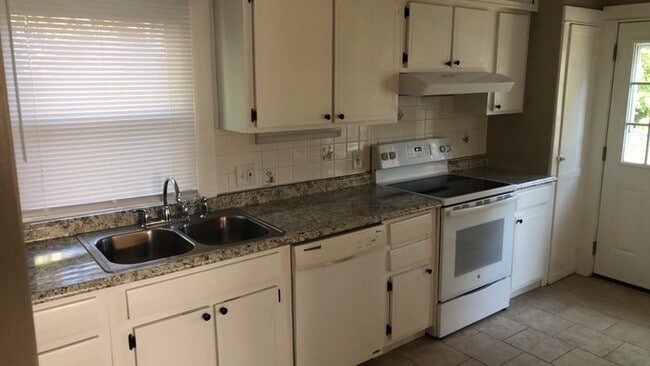 Foto del edificio - 211 Hadley Ave