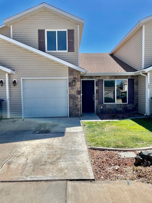 Primary Photo - Cute Pet-Friendly Townhome in Hurricane