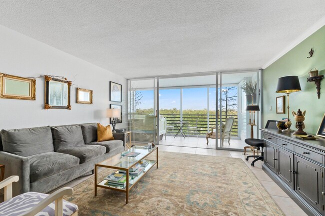 Foto del edificio - 935 E Causeway Blvd