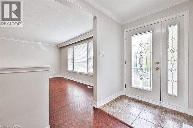 Building Photo - 2063 Hixon St
