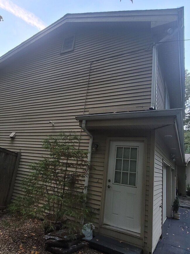 Building Photo - 1 Bedroom Single Family Appartment in Monroe