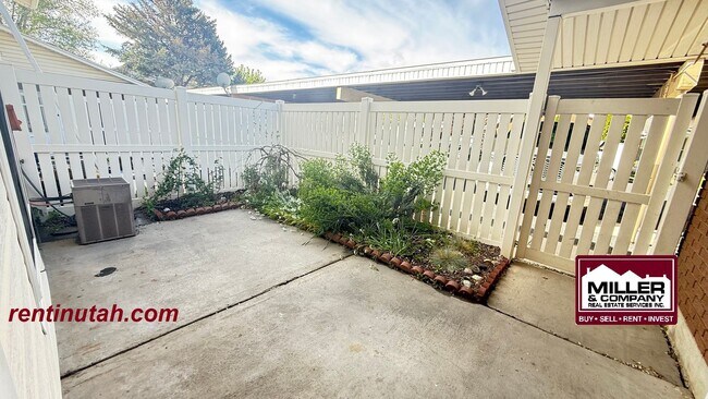 Building Photo - Beautiful Murray 2 Bedroom Townhouse For Rent!!