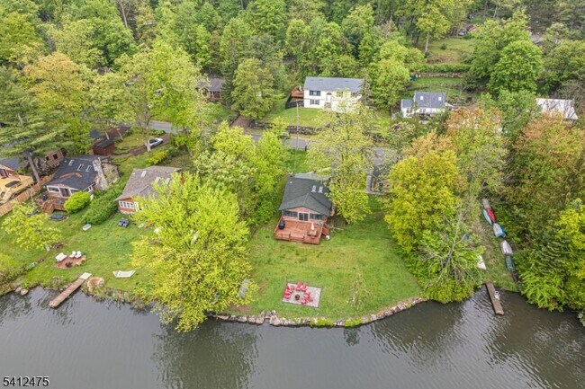 Foto del edificio - 121 Bearfort Rd