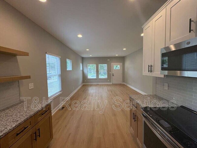 Building Photo - 623 W 39th St