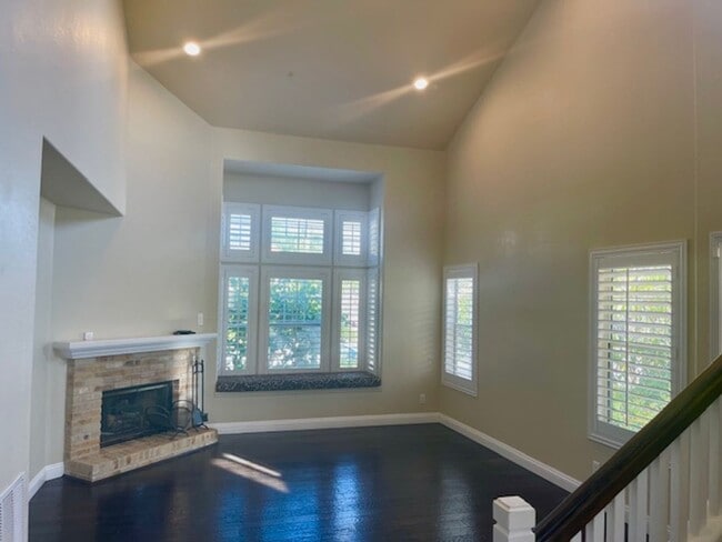 Building Photo - Great Escondido Rental