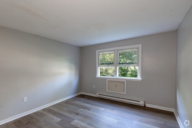 1BR, 1BA - Living Room - Ashford Hills Apartments