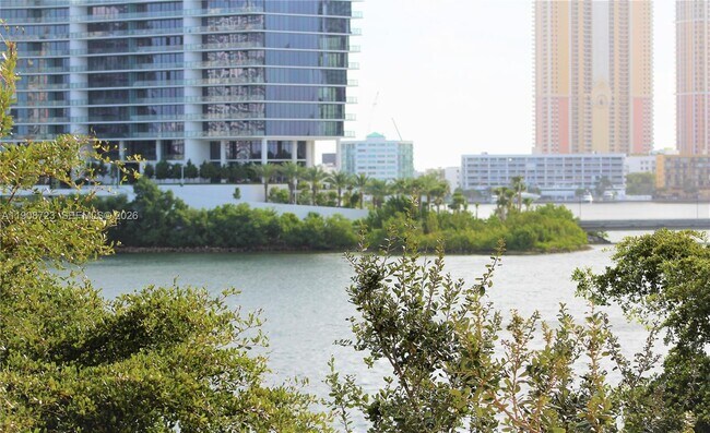 Foto del edificio - 3255 NE 184th St