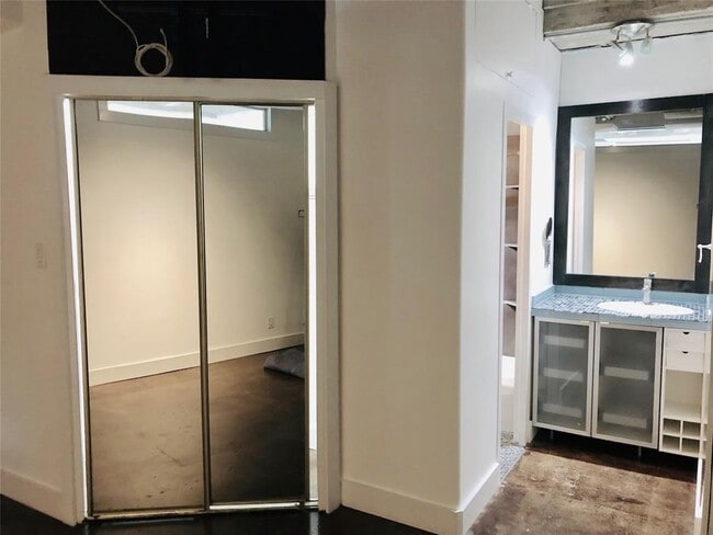 Building Photo - 2016 Main St