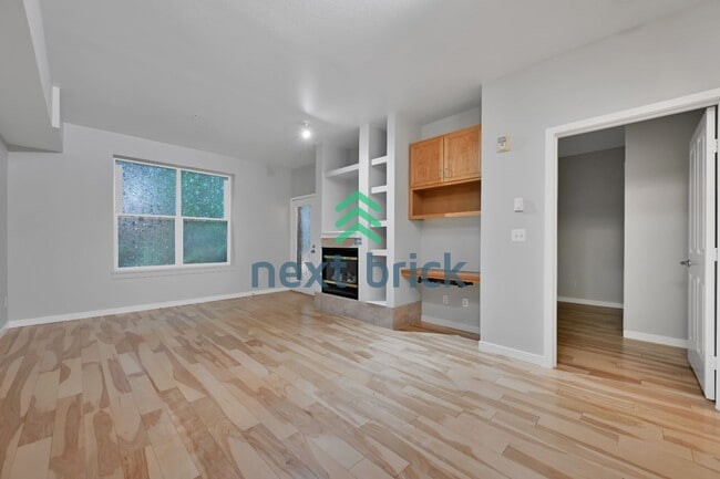 Building Photo - "Charming 1-Bedroom Condo in Redmond: Cozy Living with Modern Comfort at 641 Sq Ft!"