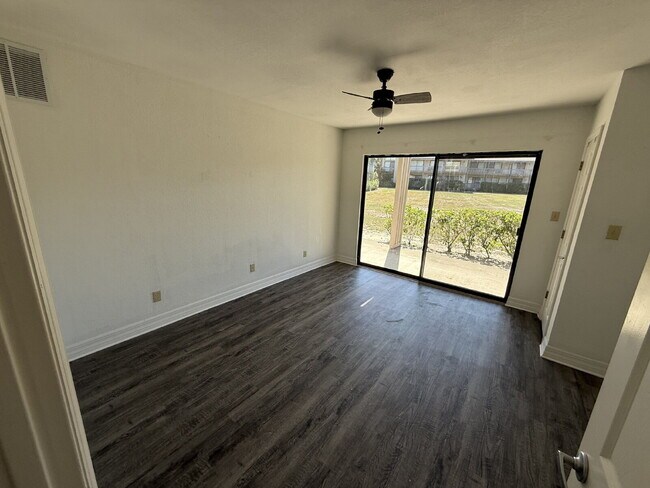 Foto del edificio - 920 Tennis Way