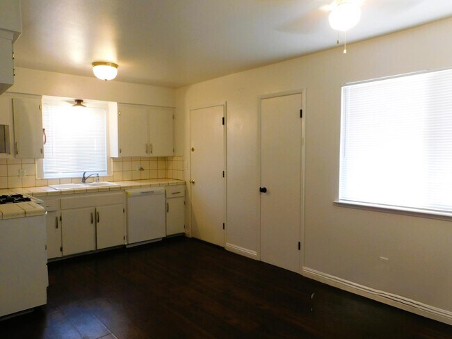 Building Photo - 51 W Richert Ave