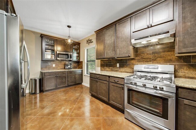 Building Photo - 1406 River Oaks Dr