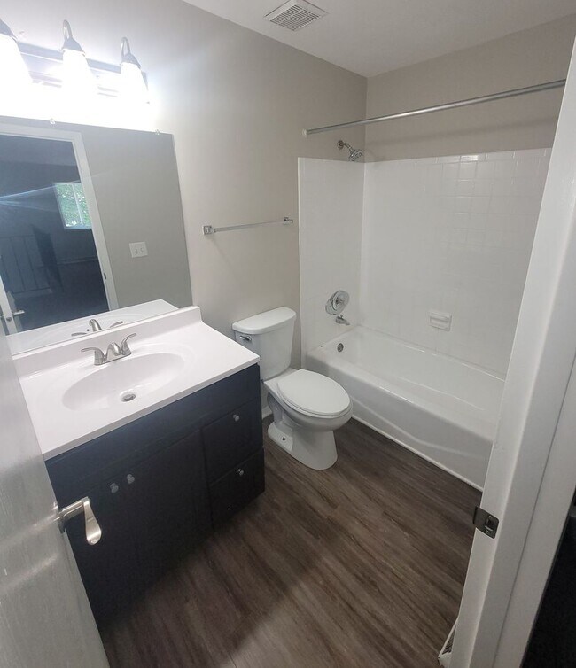 Building Photo - Loft style 1BR, open floor plan! Spacious!