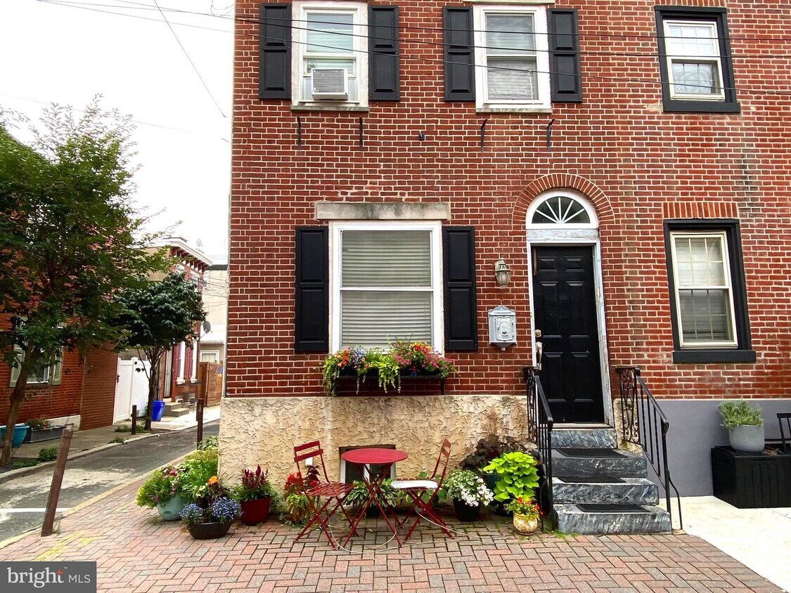 130 Manton St, Philadelphia, PA 19147 Townhouse for Rent in