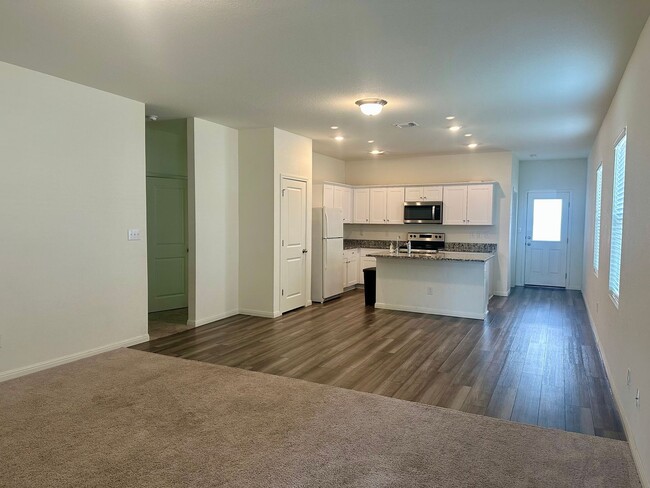 Building Photo - AVAILABLE NOW!!!