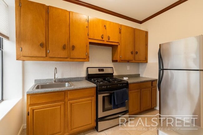 Foto del edificio - Full-Floor Brownstone 1BR + Office — ~950 Sq Ft | Prime Bed-Stuy | Available Immediately