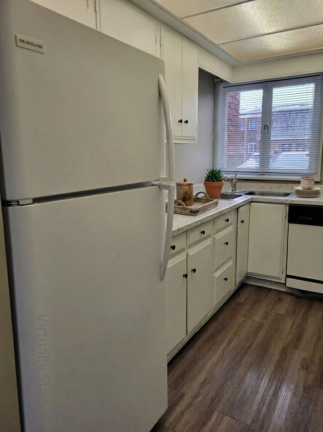 Building Photo - Come home to Highland North Townhomes!