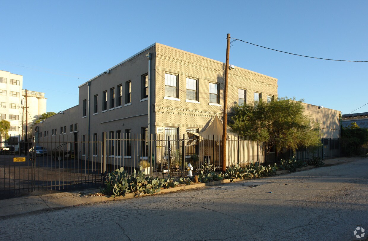 Primary Photo - 1813 Clarence St