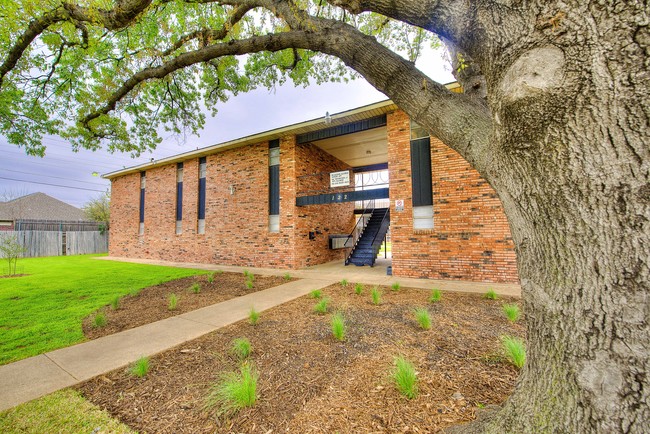 Building Photo - Hidden Oaks