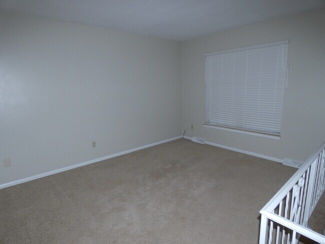 Building Photo - Beautiful Updated Town Home!